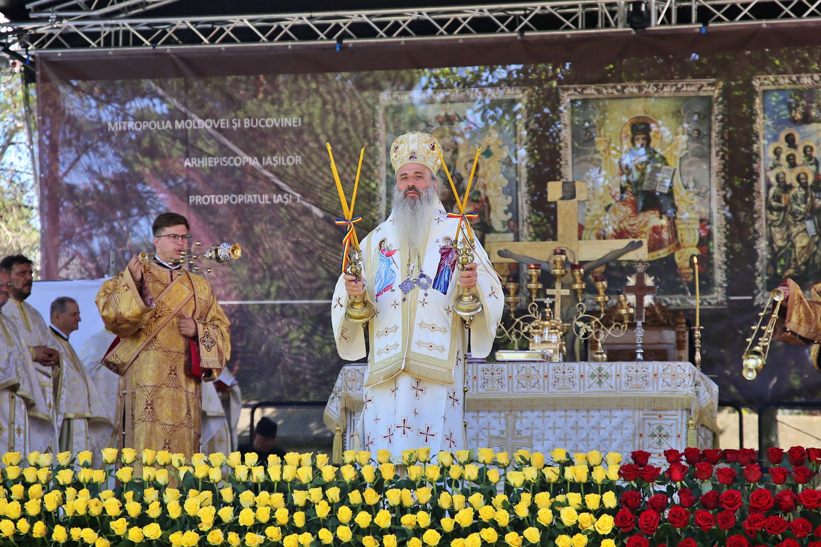 foto: Flavius Popa Moment istoric la Iași: În Duminica Tuturor Sfinților, Biserica Bărboi a primit din nou haină luminoasă