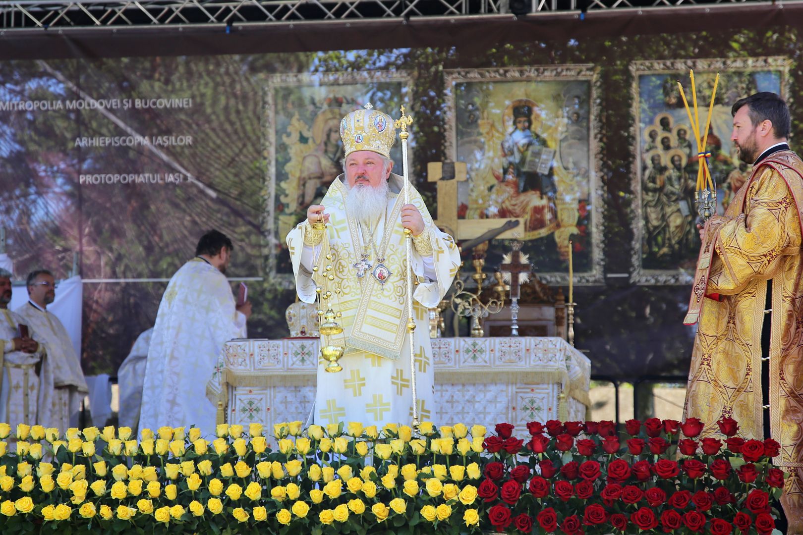 foto: Flavius Popa Moment istoric la Iași: În Duminica Tuturor Sfinților, Biserica Bărboi a primit din nou haină luminoasă