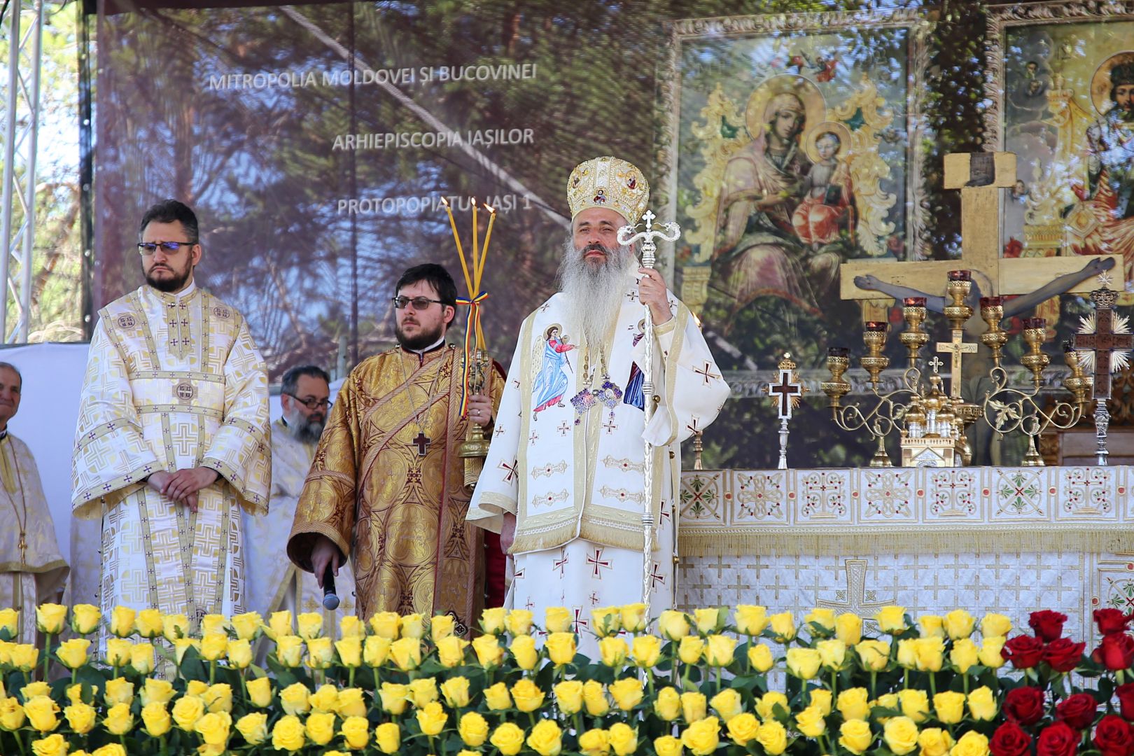 foto: Flavius Popa Moment istoric la Iași: În Duminica Tuturor Sfinților, Biserica Bărboi a primit din nou haină luminoasă
