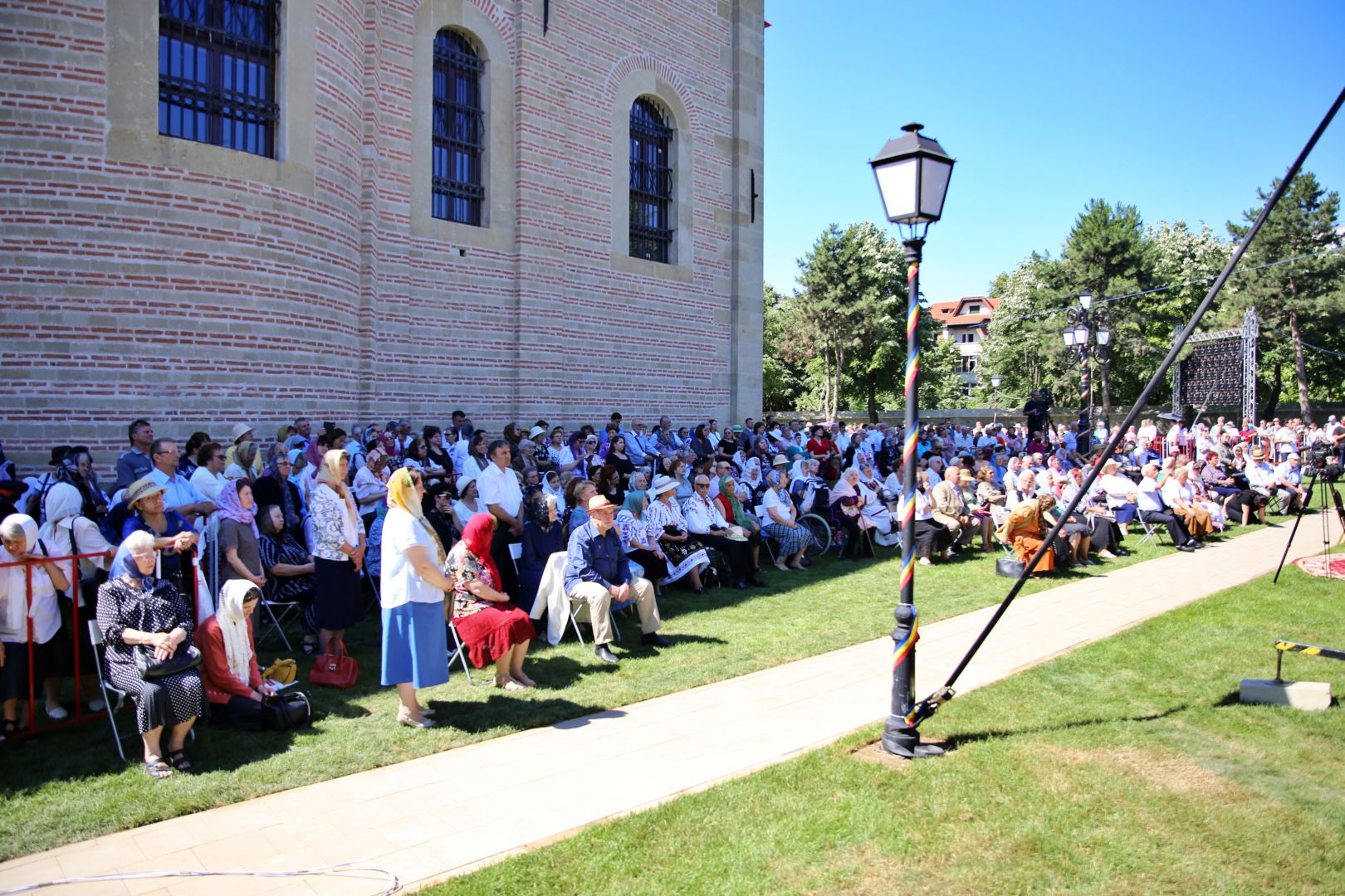 foto: Flavius Popa Moment istoric la Iași: În Duminica Tuturor Sfinților, Biserica Bărboi a primit din nou haină luminoasă
