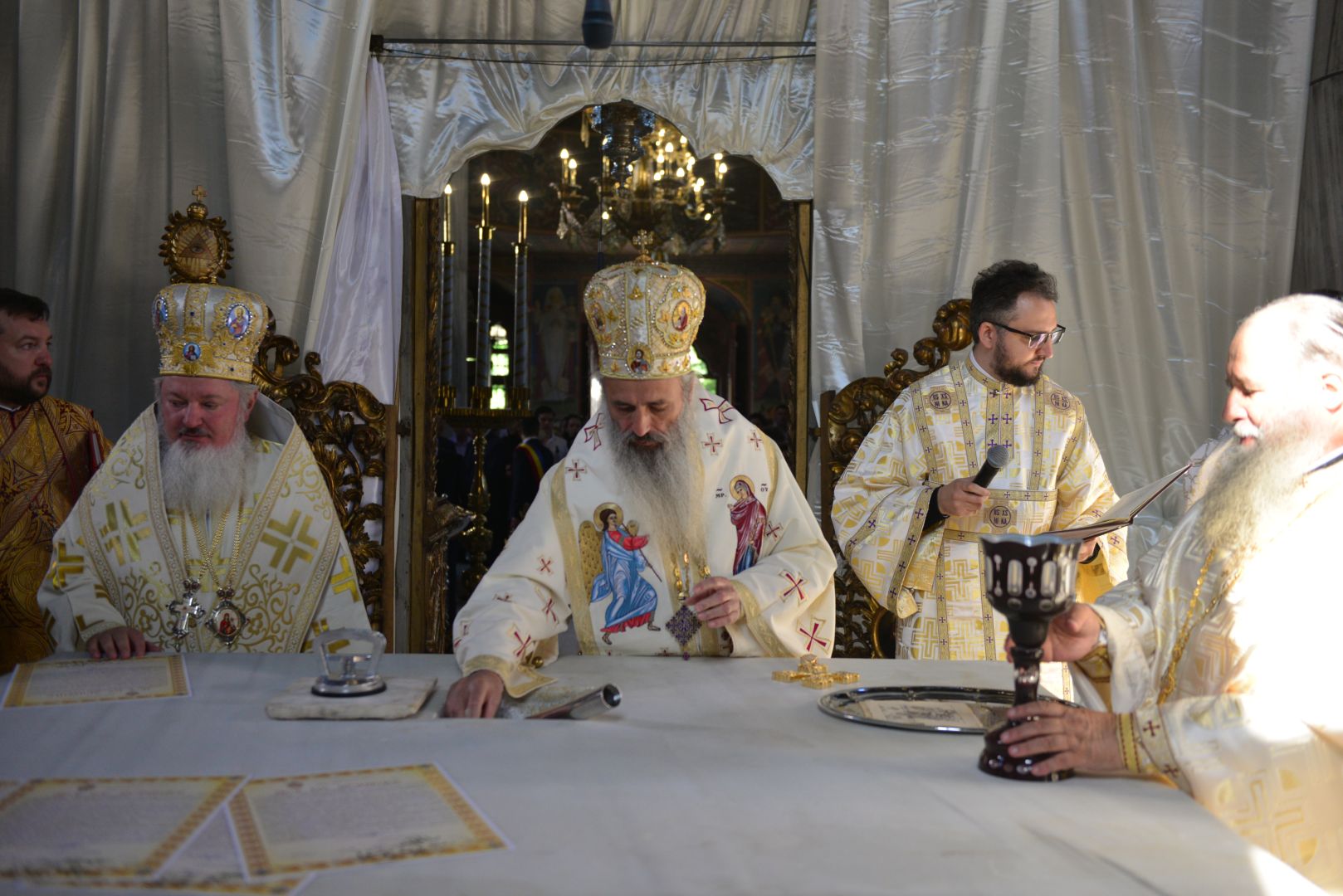 foto: Lucian Ducan Moment istoric la Iași: În Duminica Tuturor Sfinților, Biserica Bărboi a primit din nou haină luminoasă