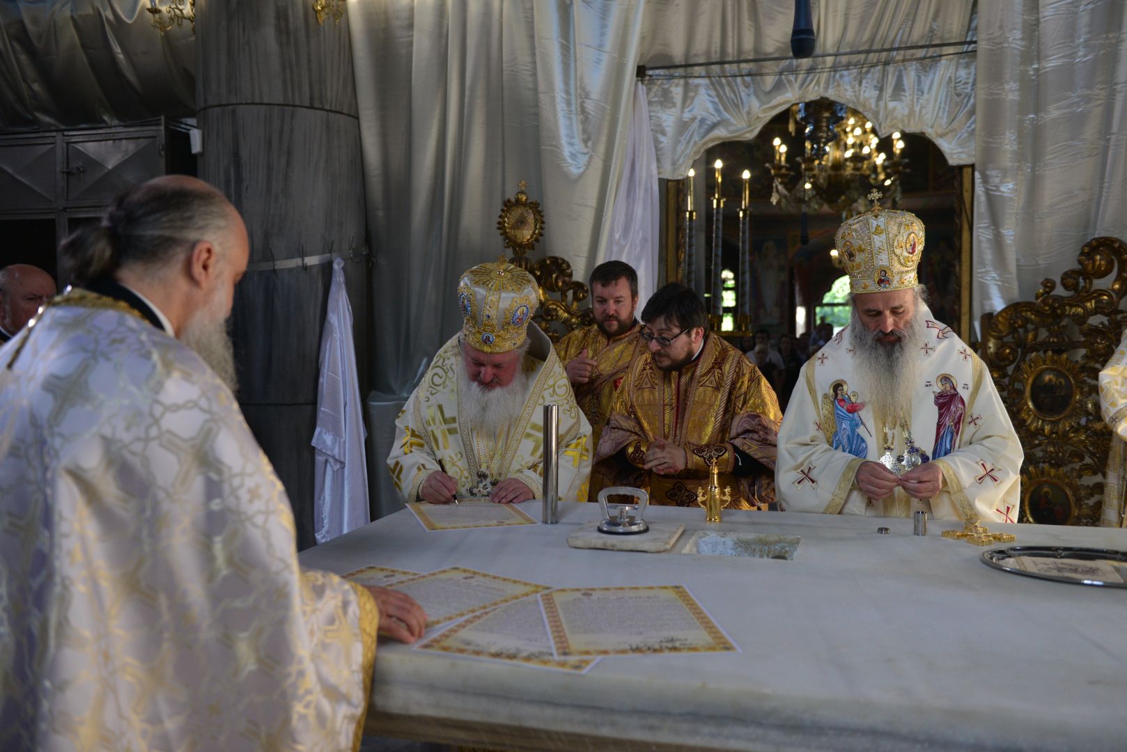 foto: Lucian Ducan Moment istoric la Iași: În Duminica Tuturor Sfinților, Biserica Bărboi a primit din nou haină luminoasă