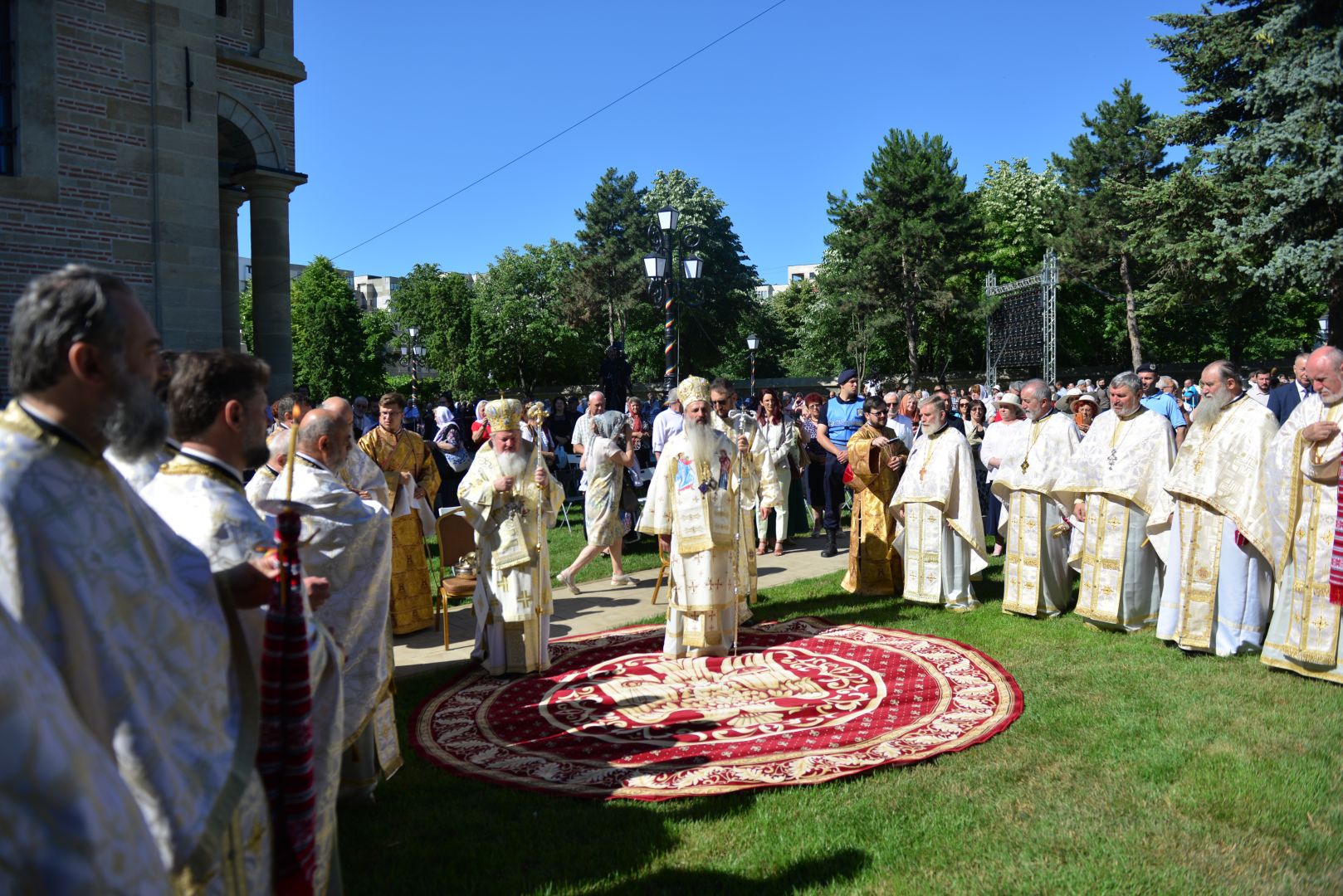foto: Lucian Ducan Moment istoric la Iași: În Duminica Tuturor Sfinților, Biserica Bărboi a primit din nou haină luminoasă