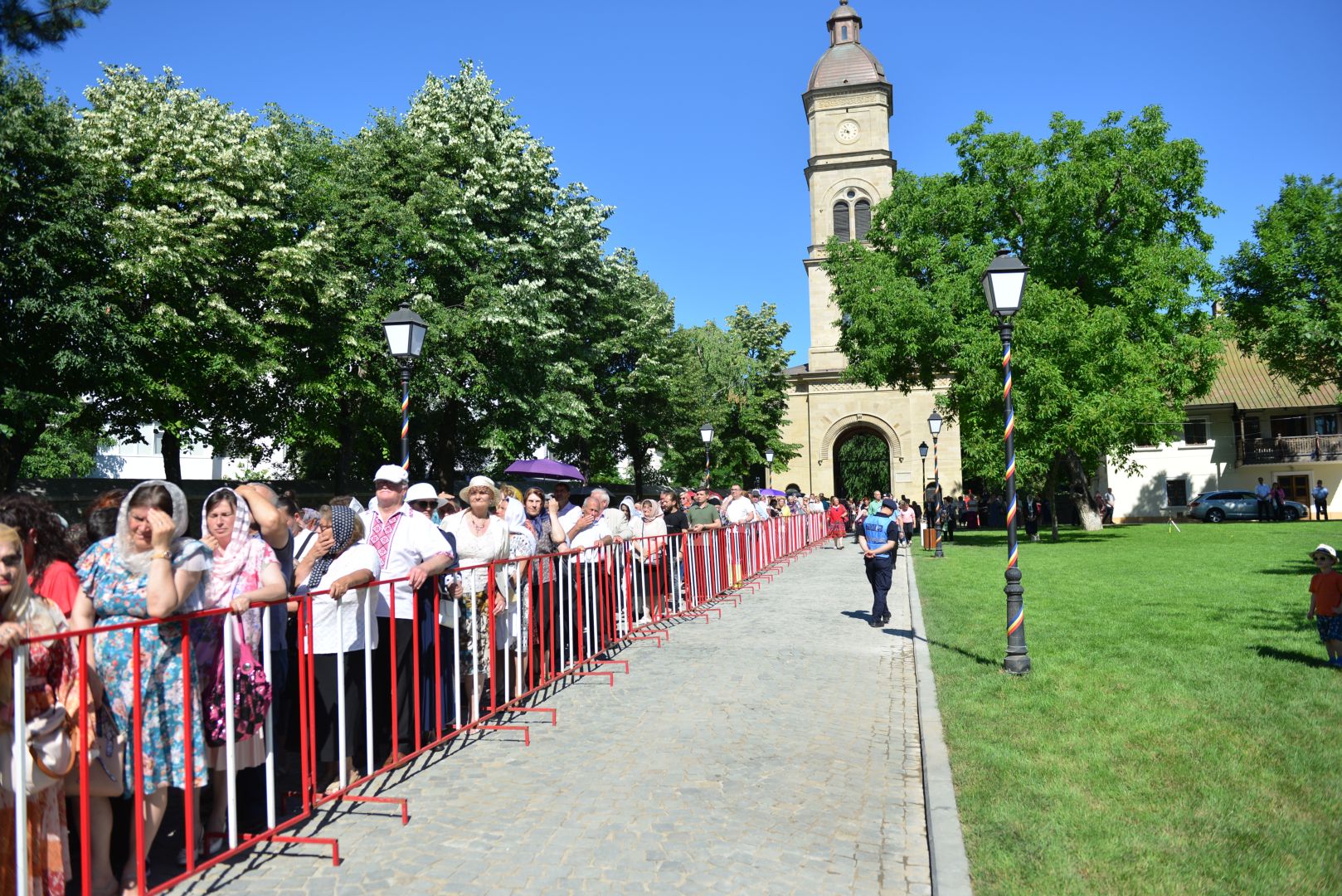 foto: Lucian Ducan Moment istoric la Iași: În Duminica Tuturor Sfinților, Biserica Bărboi a primit din nou haină luminoasă