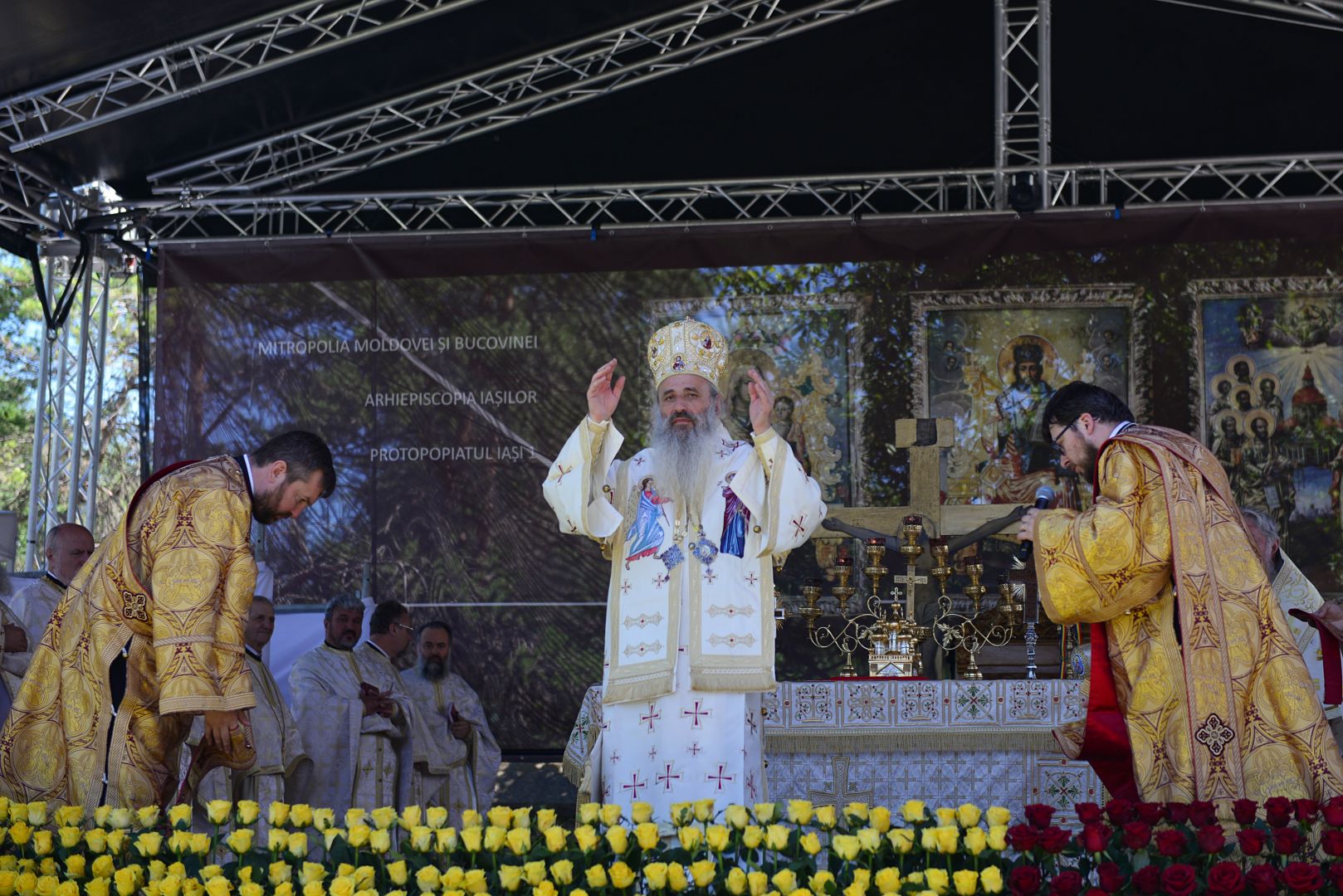 foto: Lucian Ducan Moment istoric la Iași: În Duminica Tuturor Sfinților, Biserica Bărboi a primit din nou haină luminoasă
