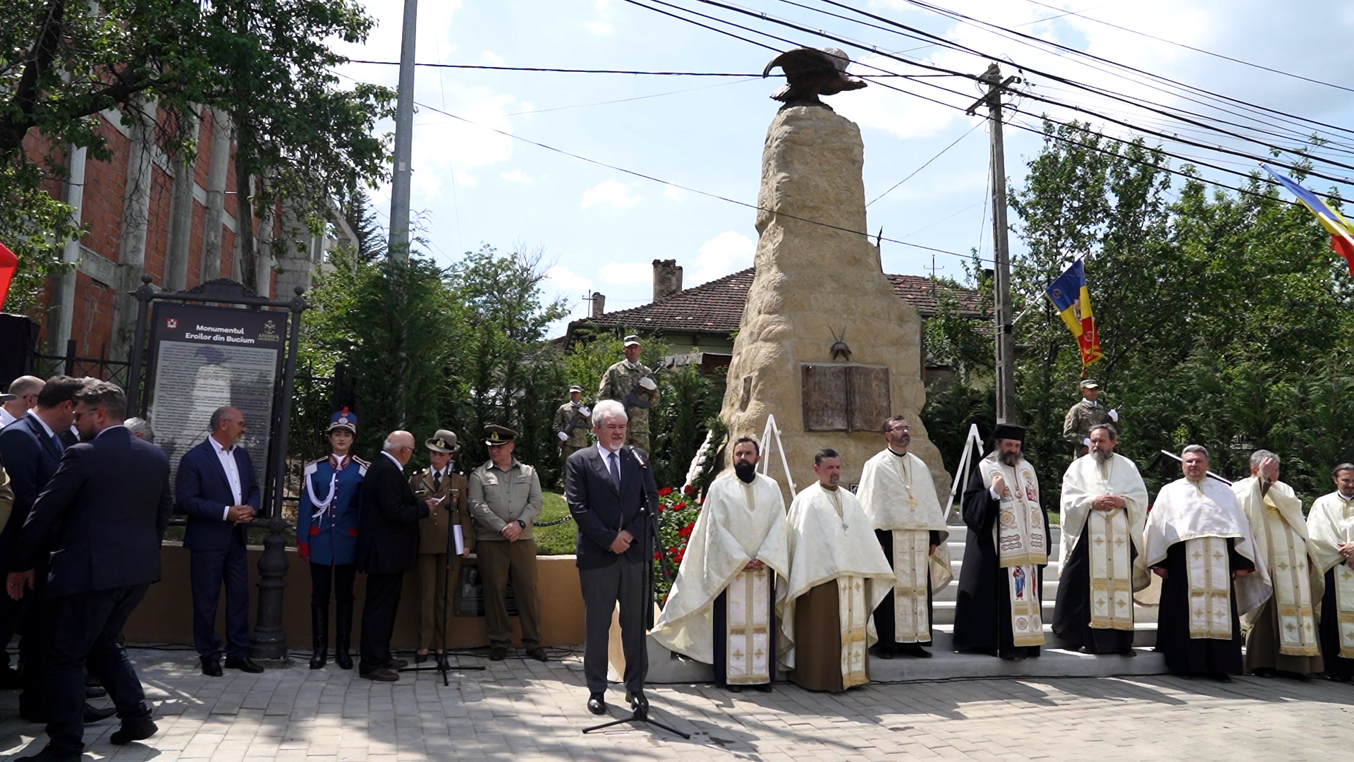 Resfințirea Monumentului Eroilor din Bucium / foto: Constantin Comici Slujbe arhierești în Iași, de praznicul Înălțării Domnului Hristos