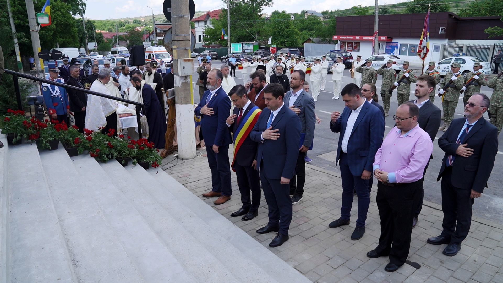 Resfințirea Monumentului Eroilor din Bucium / foto: Constantin Comici Slujbe arhierești în Iași, de praznicul Înălțării Domnului Hristos