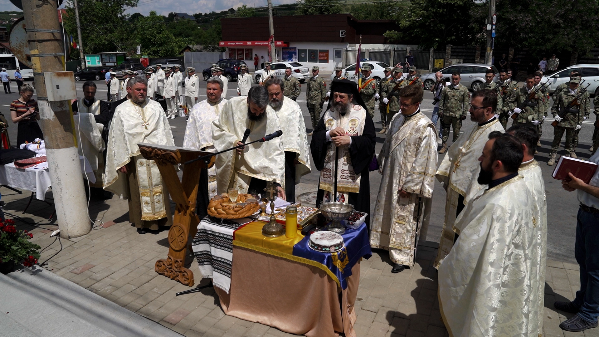 Resfințirea Monumentului Eroilor din Bucium / foto: Constantin Comici Slujbe arhierești în Iași, de praznicul Înălțării Domnului Hristos