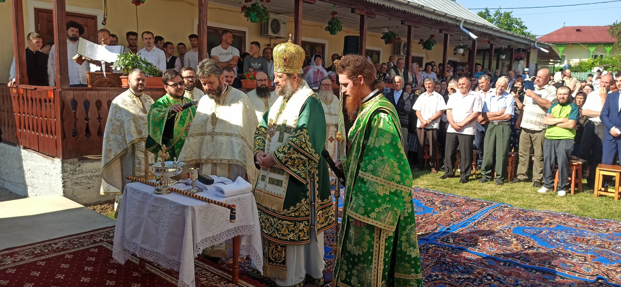 Sfințire de ansamblu parohial la Biserica „Sfânta Treime” Stornești