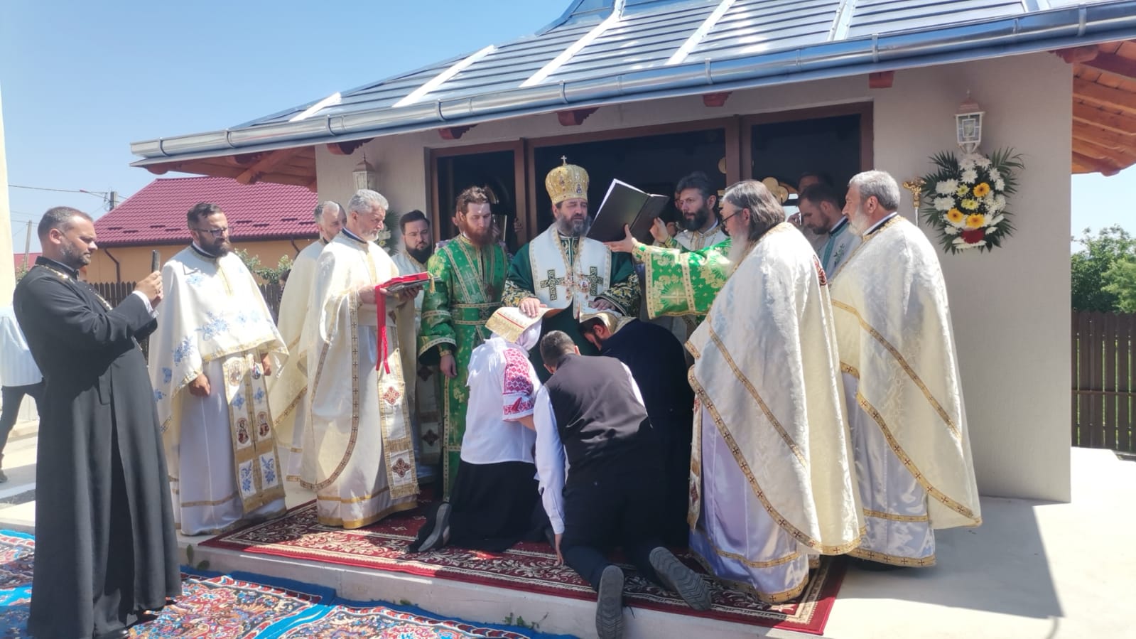 Sfințire de ansamblu parohial la Biserica „Sfânta Treime” Stornești