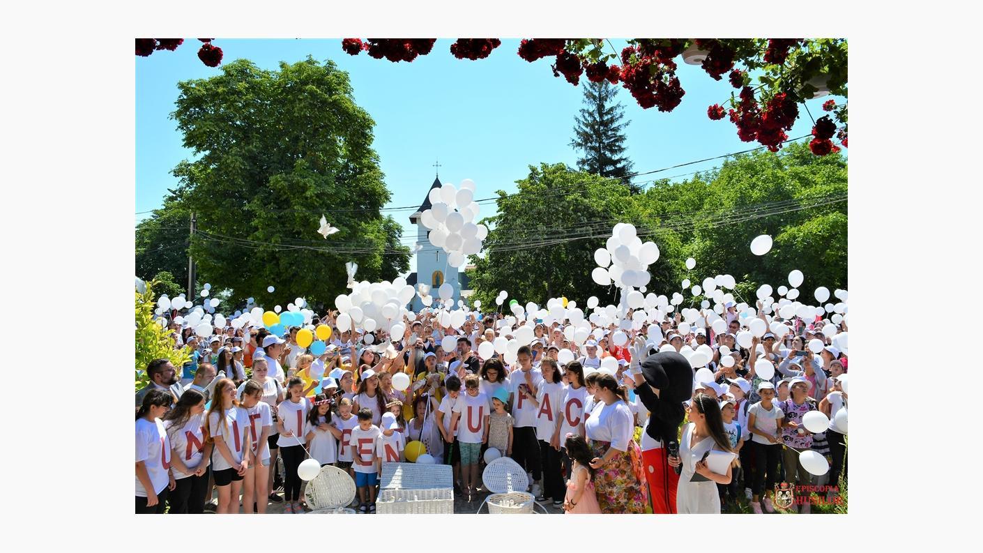 „Uniți pentru pace”: peste 1.500 de copii în curtea Catedralei Episcopale din Huși