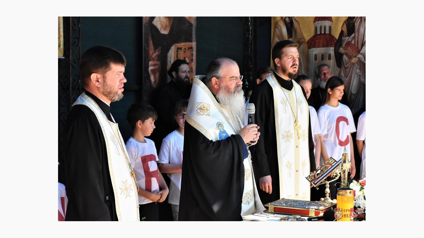 „Uniți pentru pace”: peste 1.500 de copii în curtea Catedralei Episcopale din Huși