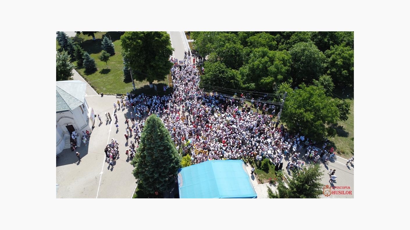 „Uniți pentru pace”: peste 1.500 de copii în curtea Catedralei Episcopale din Huși