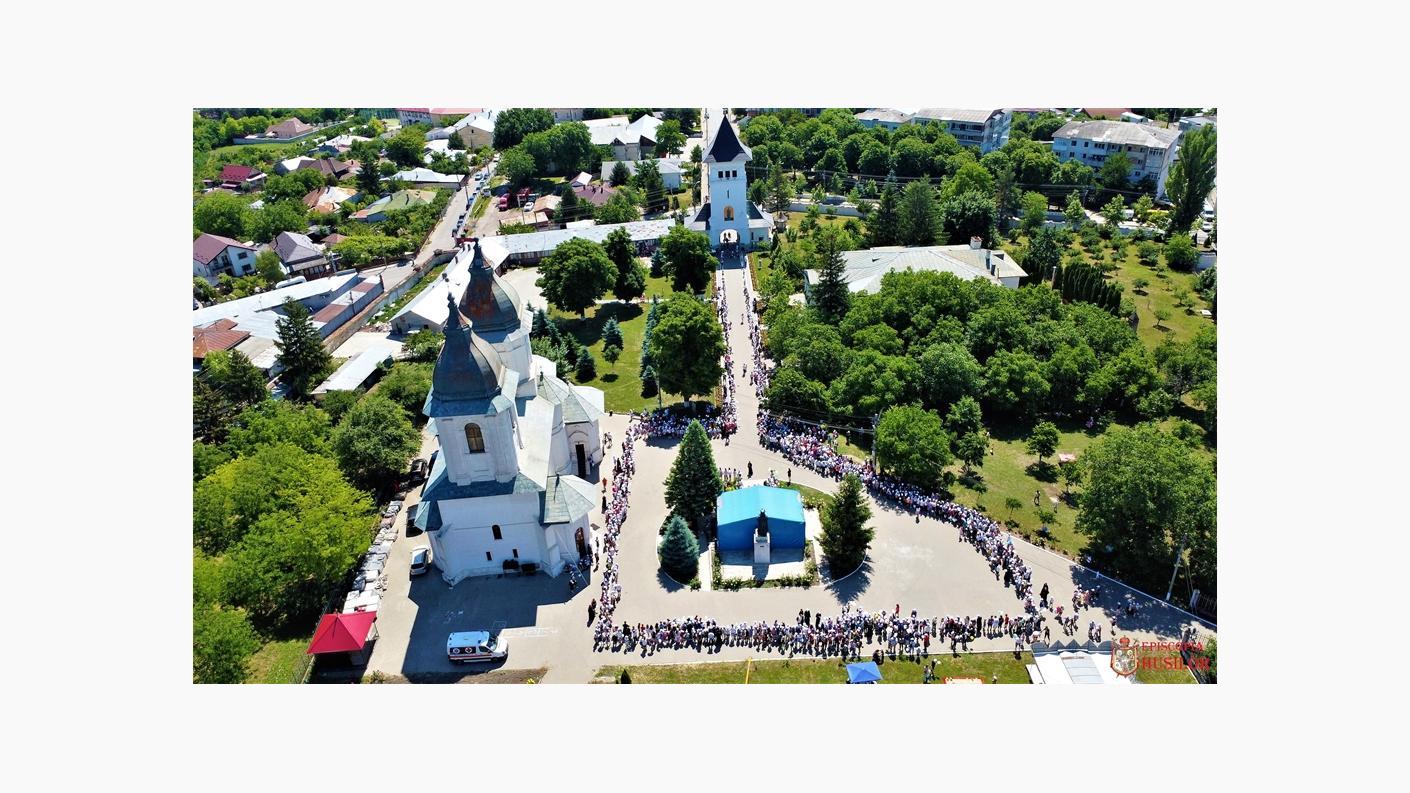 „Uniți pentru pace”: peste 1.500 de copii în curtea Catedralei Episcopale din Huși