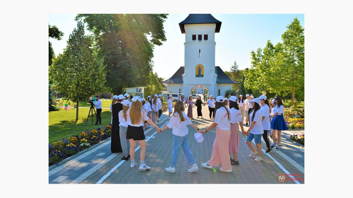„Uniți pentru pace”: peste 1.500 de copii în curtea Catedralei Episcopale din Huși