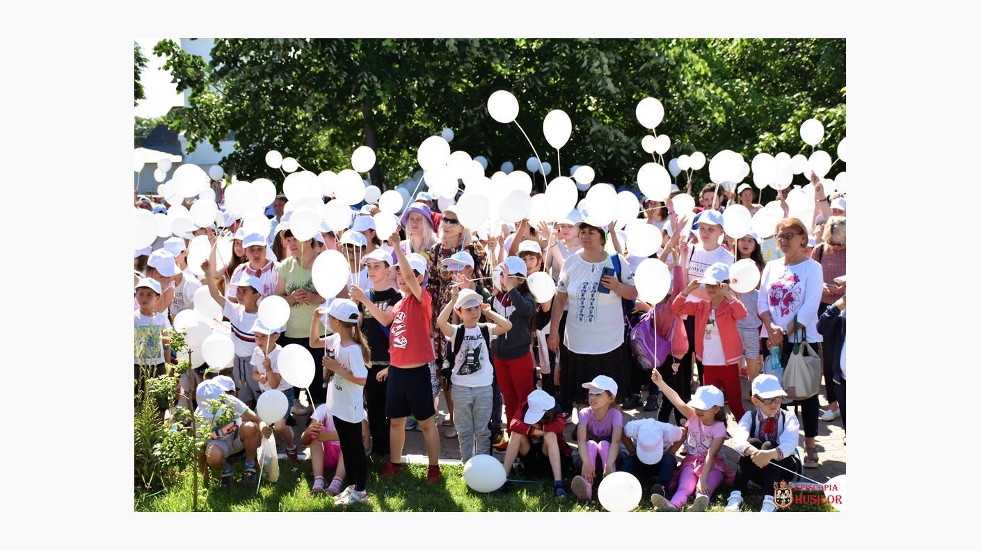 „Uniți pentru pace”: peste 1.500 de copii în curtea Catedralei Episcopale din Huși