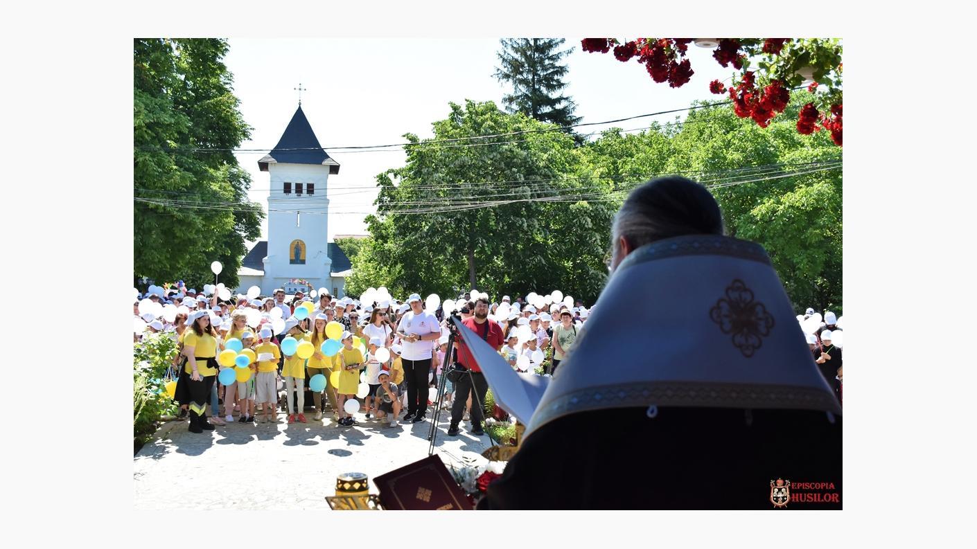 „Uniți pentru pace”: peste 1.500 de copii în curtea Catedralei Episcopale din Huși