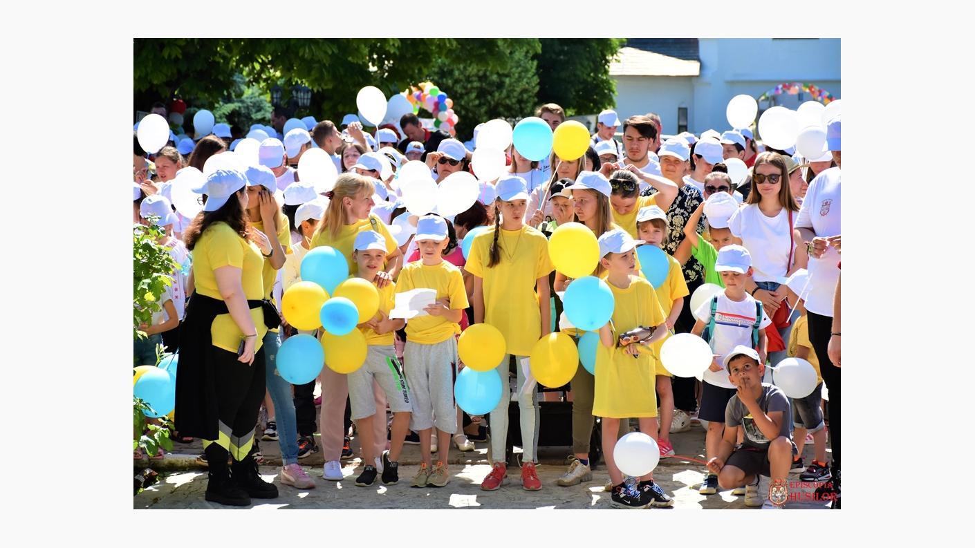 „Uniți pentru pace”: peste 1.500 de copii în curtea Catedralei Episcopale din Huși