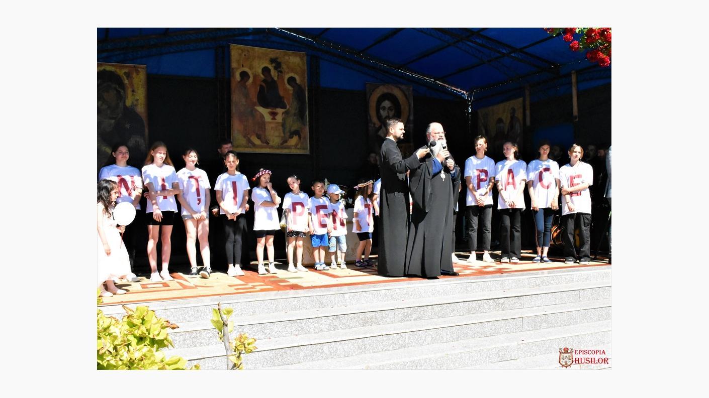 „Uniți pentru pace”: peste 1.500 de copii în curtea Catedralei Episcopale din Huși