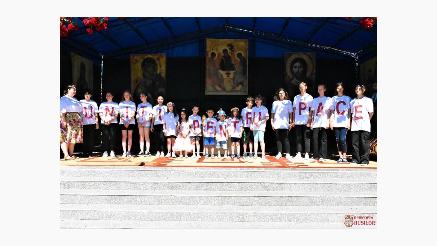 „Uniți pentru pace”: peste 1.500 de copii în curtea Catedralei Episcopale din Huși
