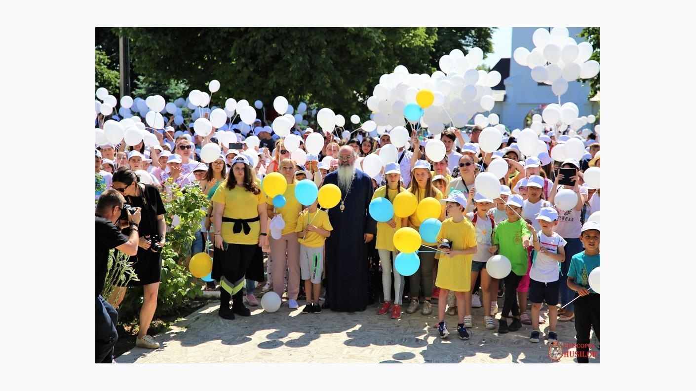 „Uniți pentru pace”: peste 1.500 de copii în curtea Catedralei Episcopale din Huși