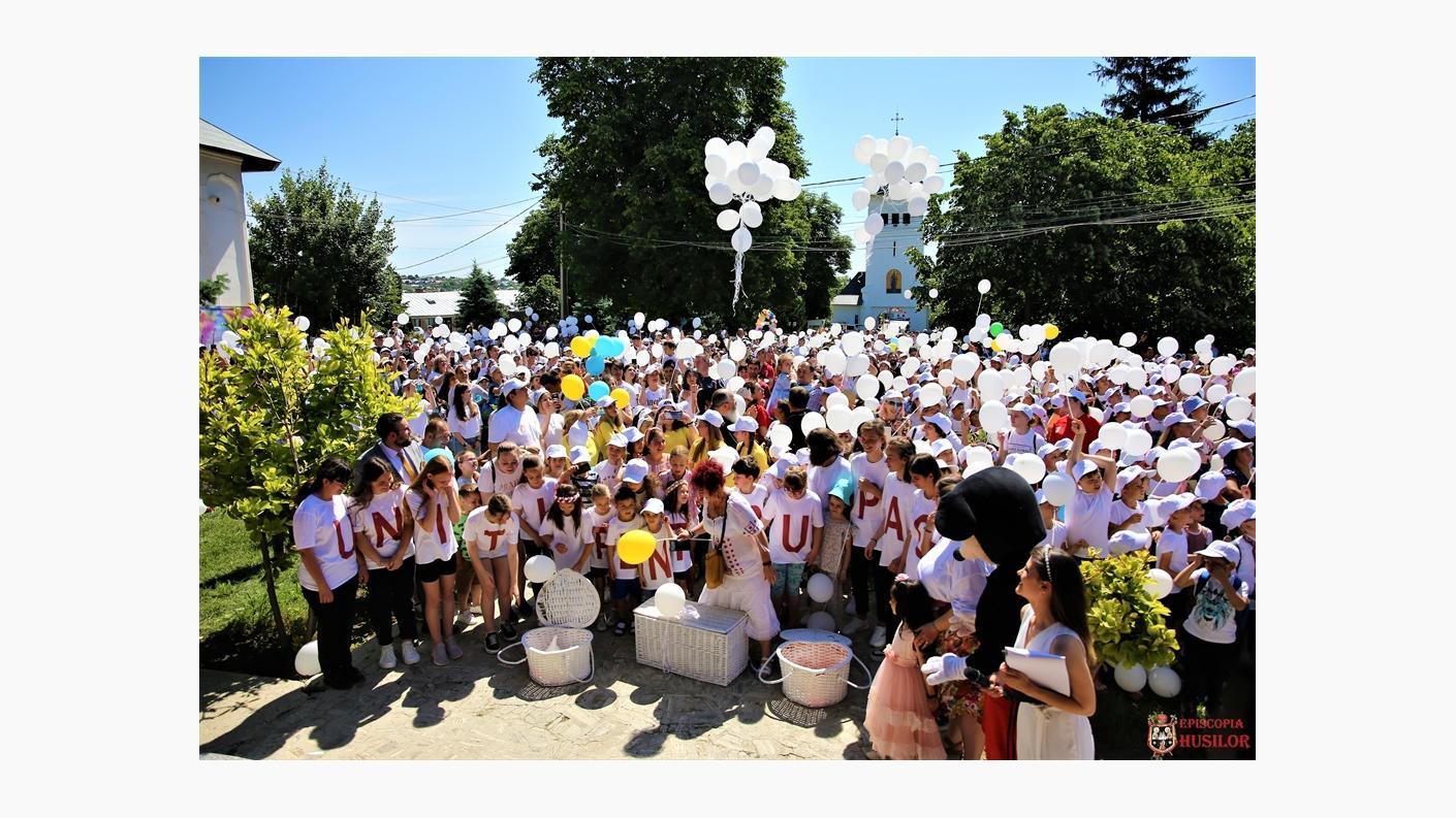 „Uniți pentru pace”: peste 1.500 de copii în curtea Catedralei Episcopale din Huși