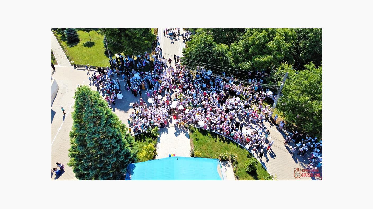 „Uniți pentru pace”: peste 1.500 de copii în curtea Catedralei Episcopale din Huși