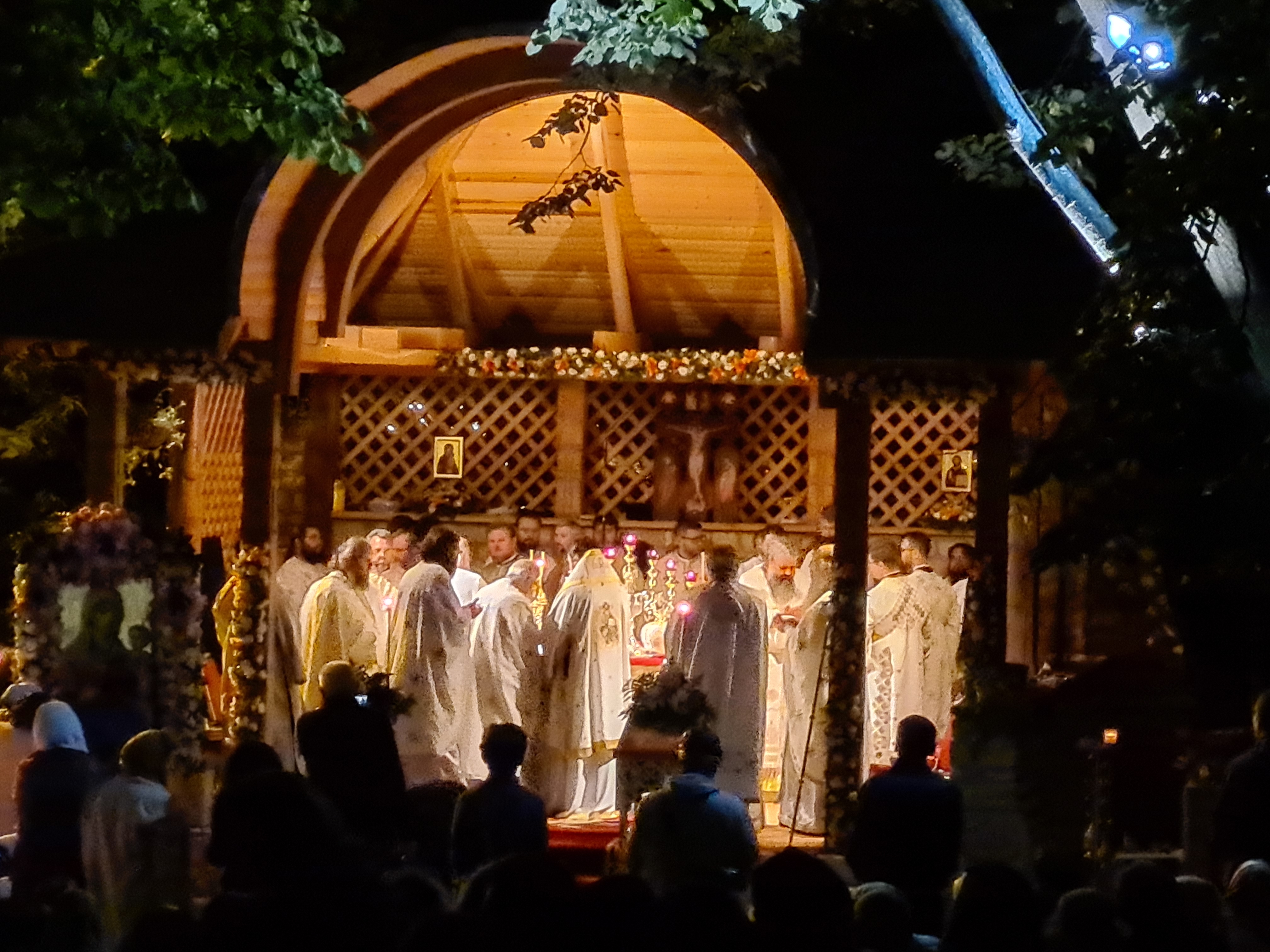 Priveghere de toată noaptea la Mănăstirea Bucium din Iași, în fața icoanei Maicii Domnului Prodromița