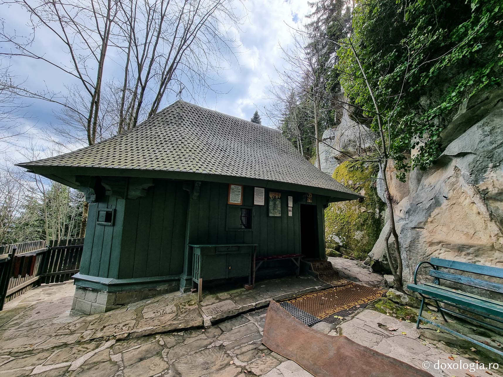 Bisericuța „dintr-un brad” de la Sihla