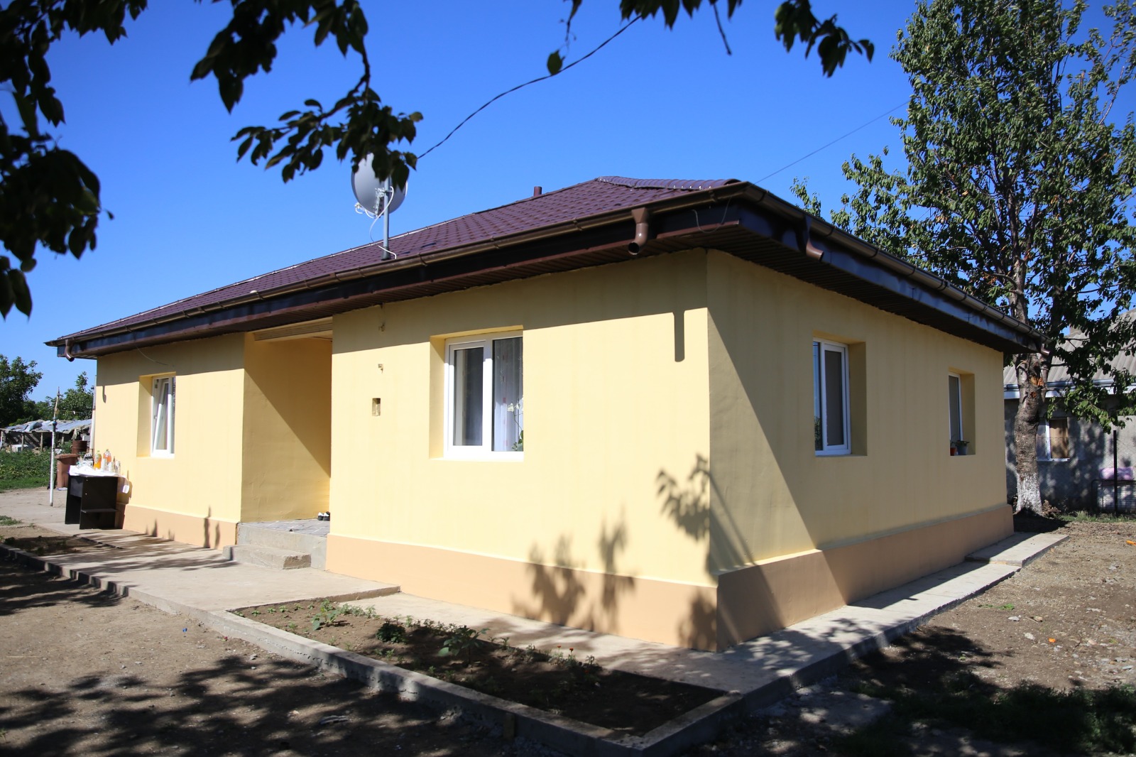 (Video) Locuința amenajată de Pro Vita Iași pentru o familie cu zece copii a fost binecuvântată astăzi