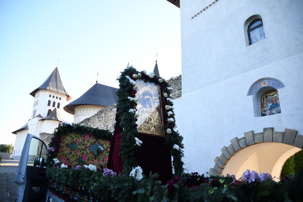 Procesiune pentru ploaie cu icoana făcătoare de minuni a Maicii Domnului de la Mănăstirea Hadâmbu