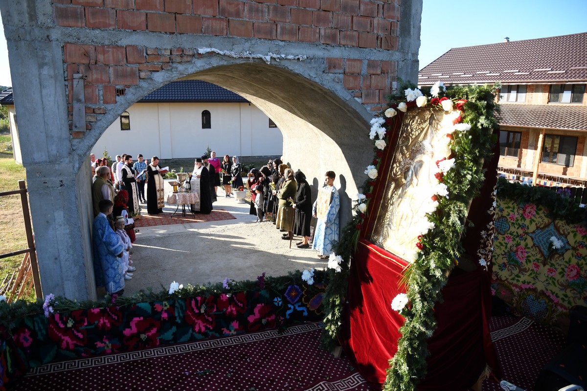 Procesiune pentru ploaie cu icoana făcătoare de minuni a Maicii Domnului de la Mănăstirea Hadâmbu