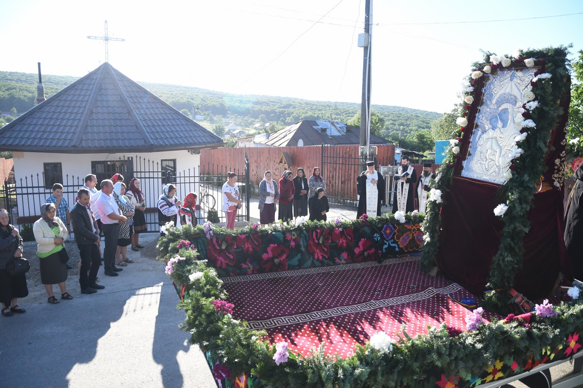 Procesiune pentru ploaie cu icoana făcătoare de minuni a Maicii Domnului de la Mănăstirea Hadâmbu