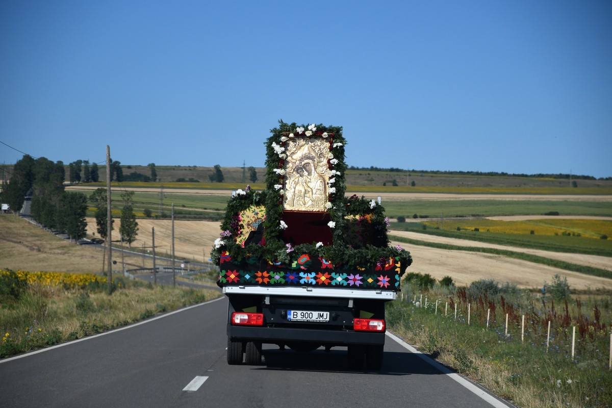 Procesiune pentru ploaie cu icoana făcătoare de minuni a Maicii Domnului de la Mănăstirea Hadâmbu