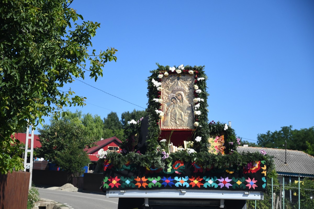 Procesiune pentru ploaie cu icoana făcătoare de minuni a Maicii Domnului de la Mănăstirea Hadâmbu