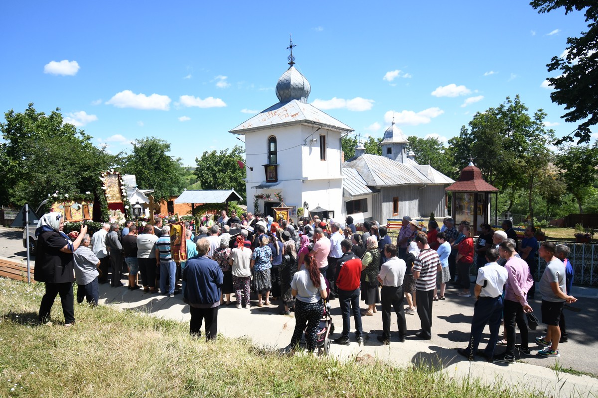 Procesiune pentru ploaie cu icoana făcătoare de minuni a Maicii Domnului de la Mănăstirea Hadâmbu