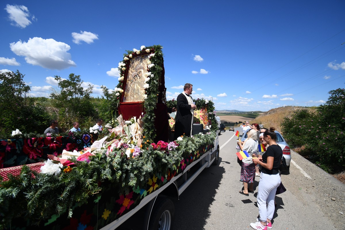 Procesiune pentru ploaie cu icoana făcătoare de minuni a Maicii Domnului de la Mănăstirea Hadâmbu