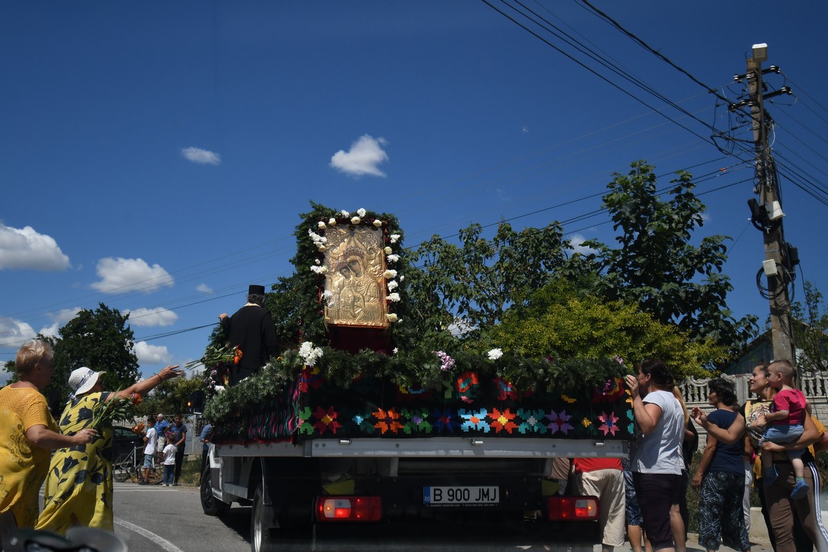 Procesiune pentru ploaie cu icoana făcătoare de minuni a Maicii Domnului de la Mănăstirea Hadâmbu
