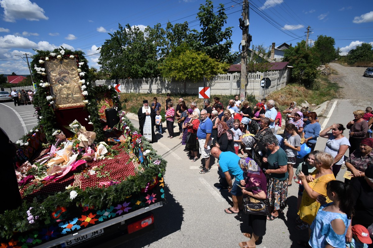 Procesiune pentru ploaie cu icoana făcătoare de minuni a Maicii Domnului de la Mănăstirea Hadâmbu