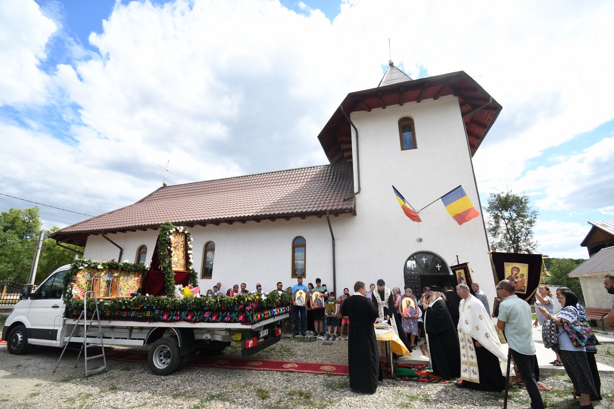 Procesiune pentru ploaie cu icoana făcătoare de minuni a Maicii Domnului de la Mănăstirea Hadâmbu