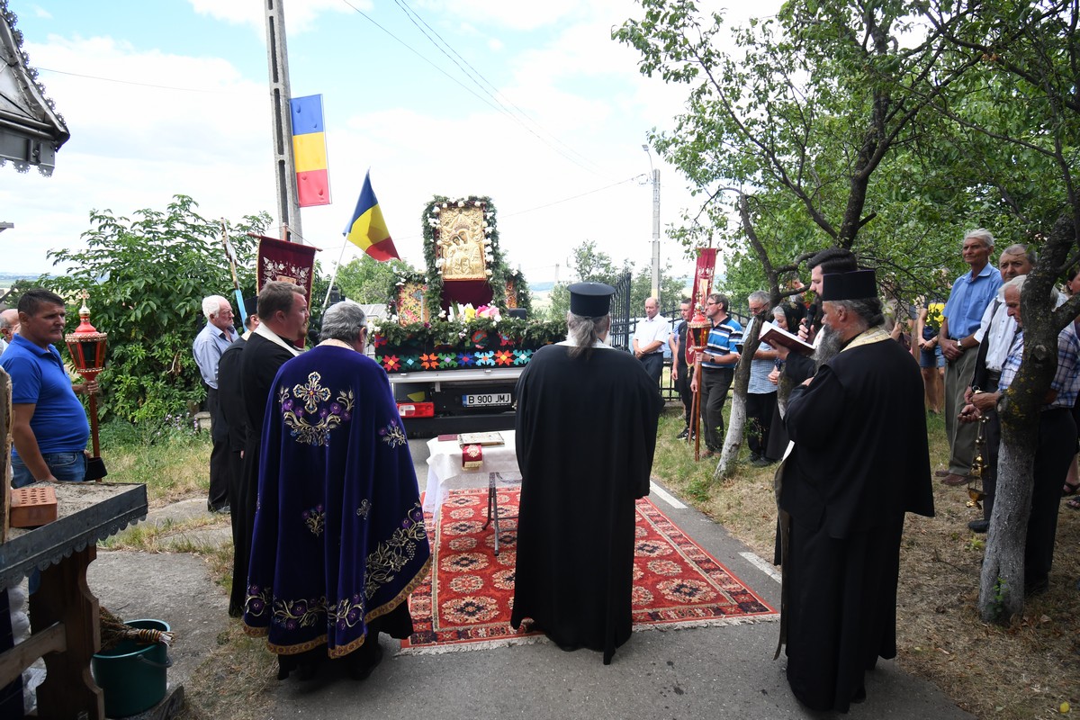 Procesiune pentru ploaie cu icoana făcătoare de minuni a Maicii Domnului de la Mănăstirea Hadâmbu