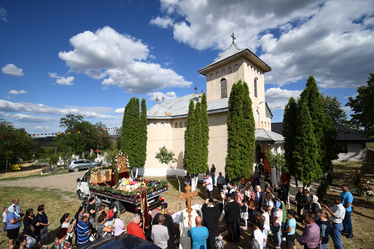 Procesiune pentru ploaie cu icoana făcătoare de minuni a Maicii Domnului de la Mănăstirea Hadâmbu