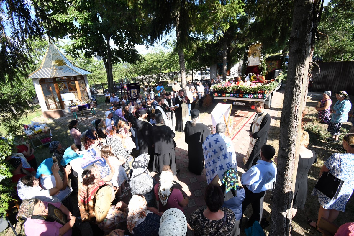 Procesiune pentru ploaie cu icoana făcătoare de minuni a Maicii Domnului de la Mănăstirea Hadâmbu