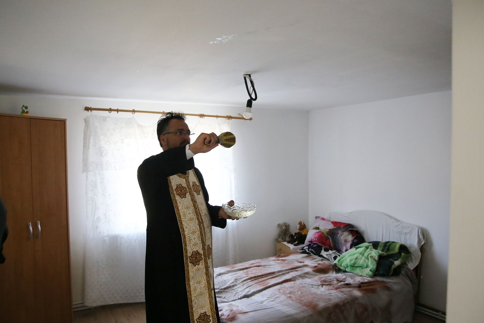 O familie cu 10 copii din Costești are o locuință renovată și primitoare, cu ajutorul Pro Vita Iași