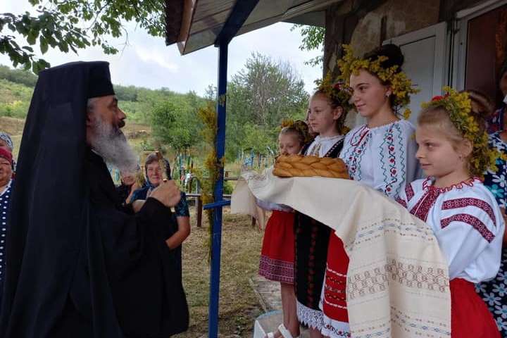 Liturghie arhierească în Parohia Lucăceni - Făleşti