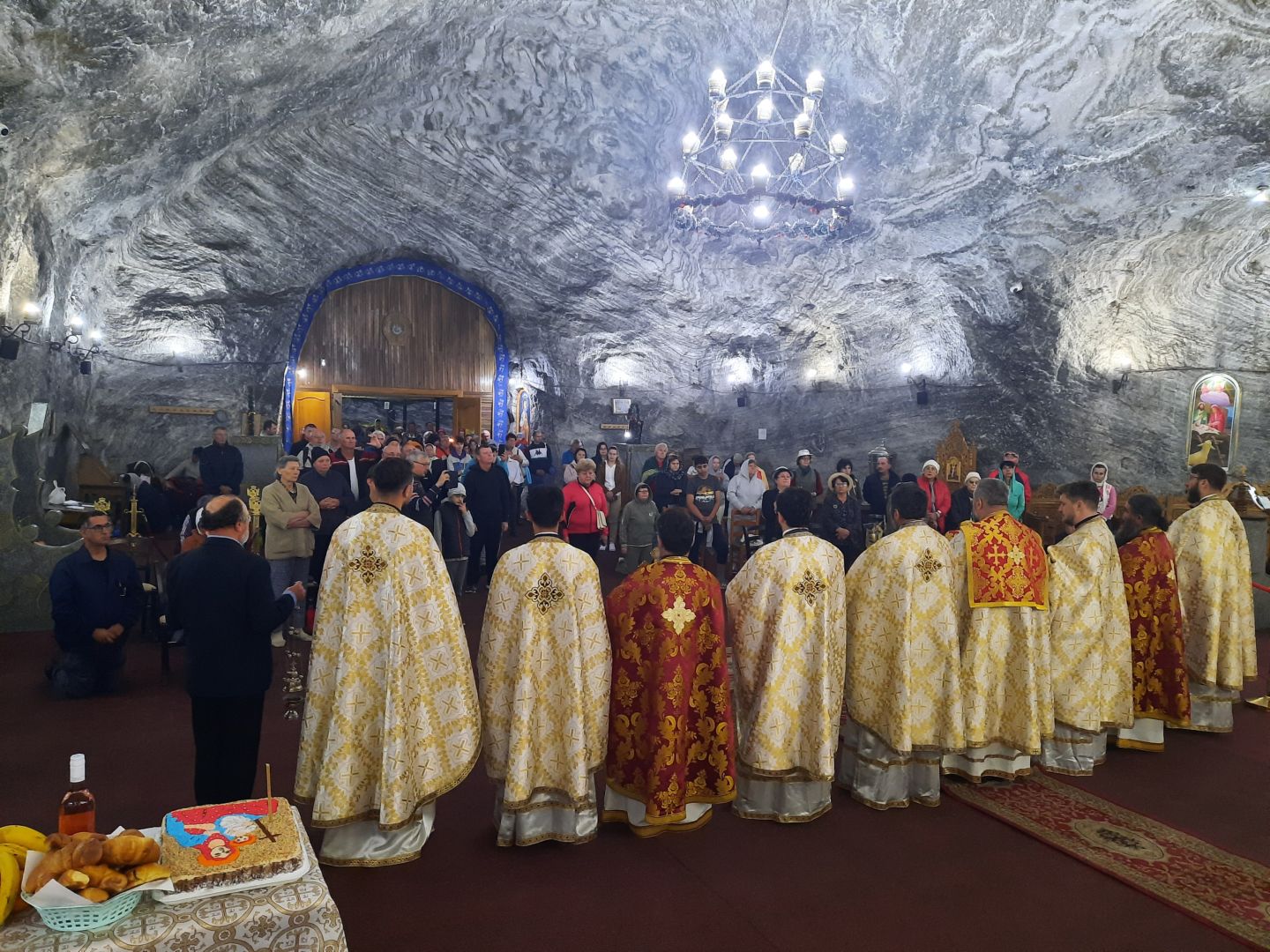 Lumina Liturghiei de hram, în biserica din subteranul Salinei Târgu Ocna