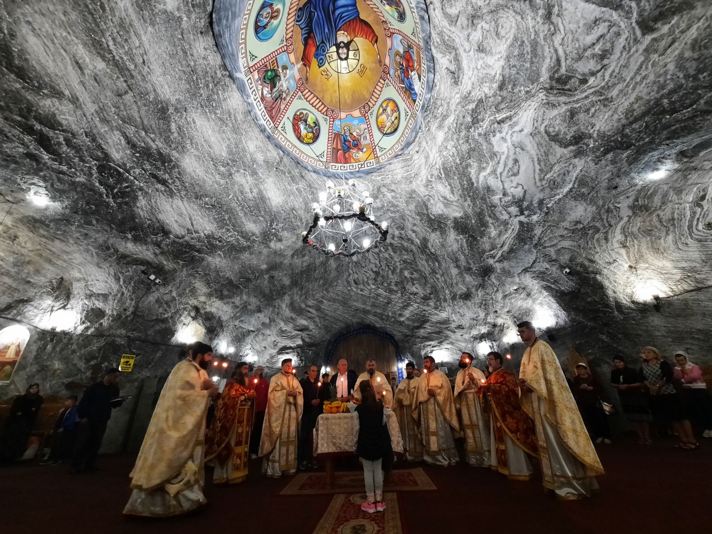 Lumina Liturghiei de hram, în biserica din subteranul Salinei Târgu Ocna