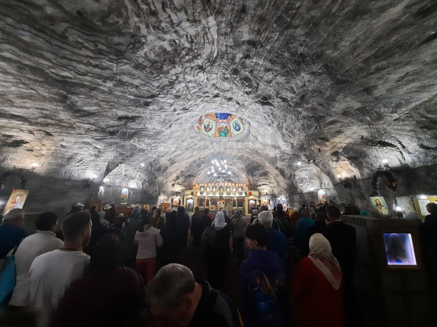 Lumina Liturghiei de hram, în biserica din subteranul Salinei Târgu Ocna