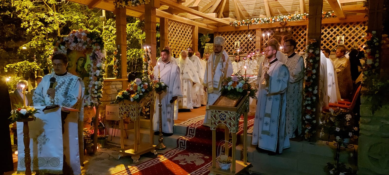 Priveghere de toată noaptea la Mănăstirea Bucium din Iași, în fața icoanei Maicii Domnului Prodromița