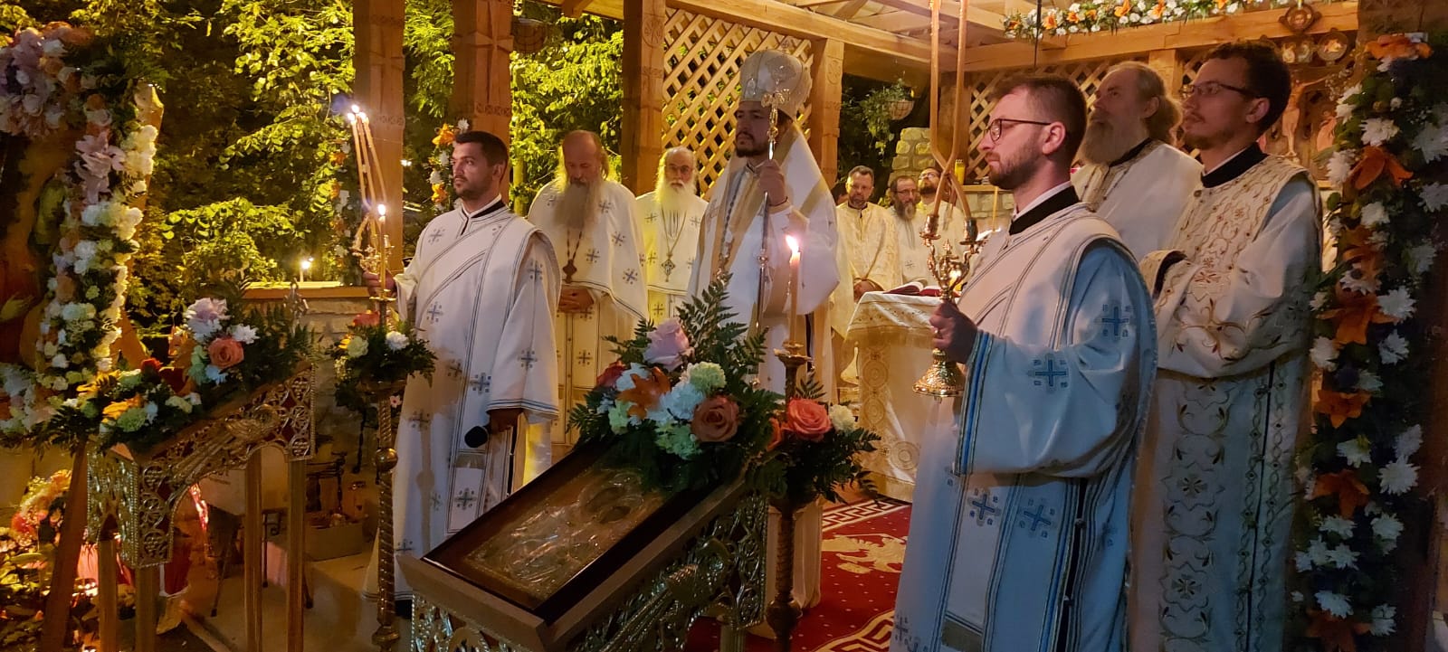 Priveghere de toată noaptea la Mănăstirea Bucium din Iași, în fața icoanei Maicii Domnului Prodromița